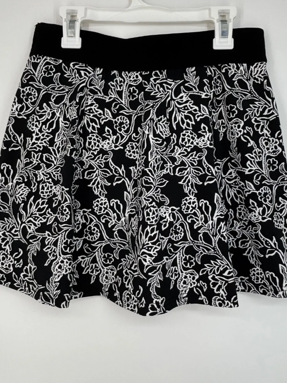 Tommy Bahama Womens Small Everyday Active Skort Black White Floral A-Line Short